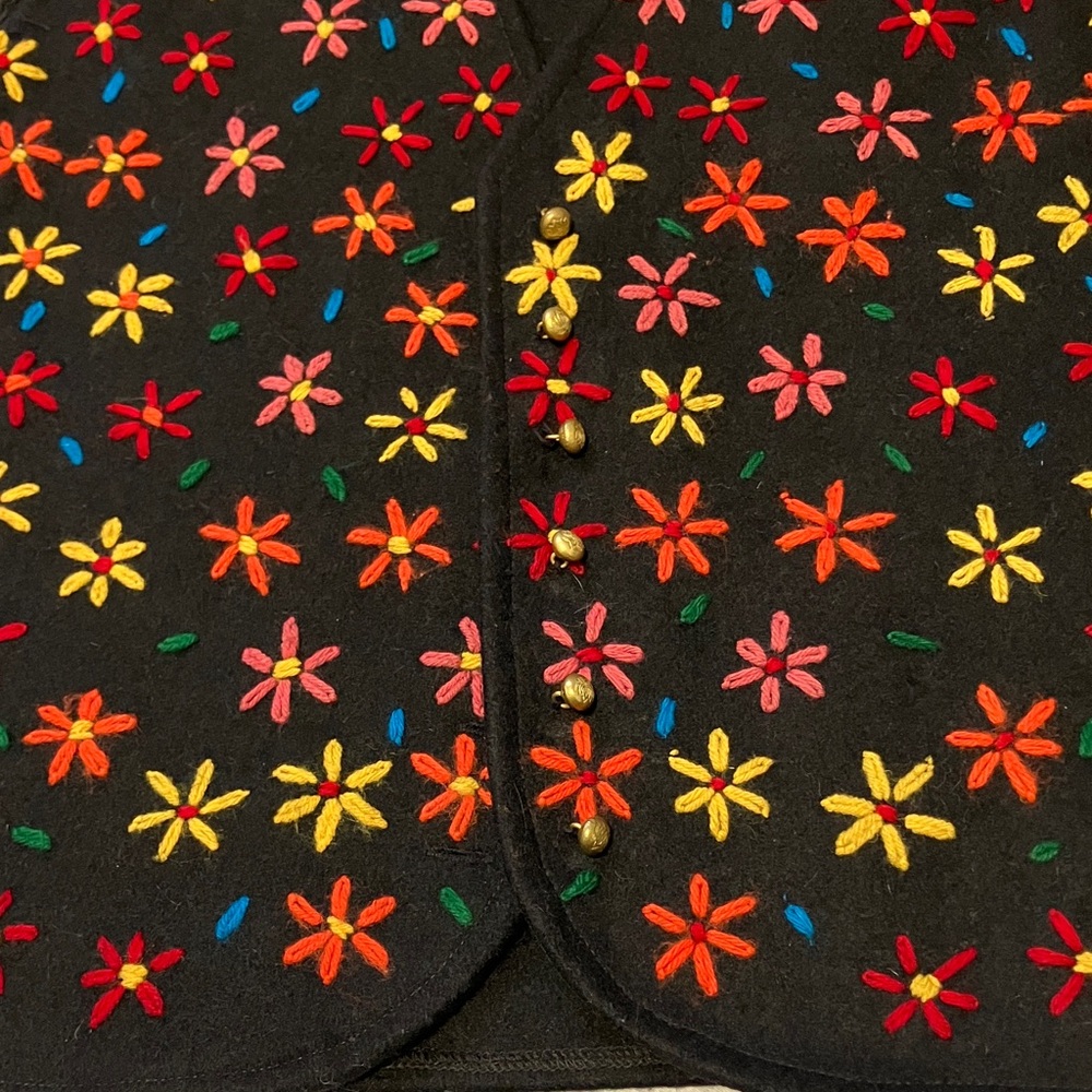 Vintage Floral Embroidered Black wool Vest size Medium cottagecore - Picture 2 of 6